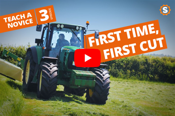Nybegynner lærer hvordan man klipper med en John Deere 6155 M