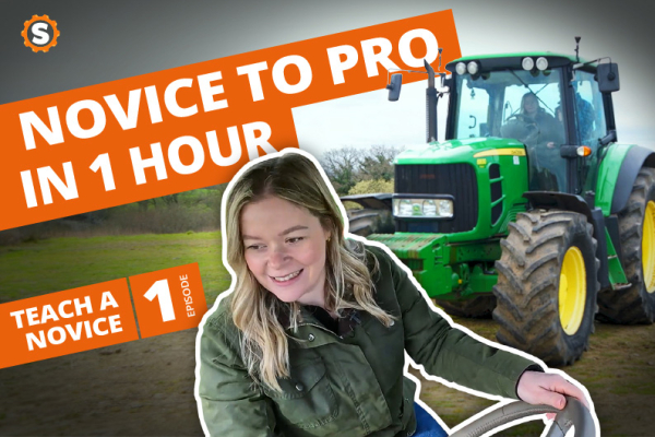 Lære en nybegynner å koble til, trekke og laste med en John Deere 6930-traktor